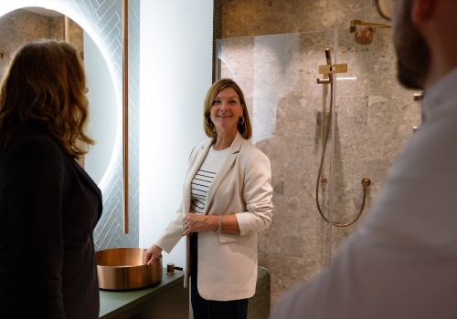 Samen in de showroom op zoek naar uw ideale badkamer